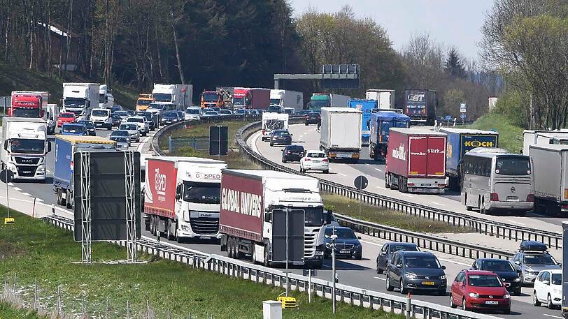 An einem Stauende kollidierten zwei Pkw und ein Wohnmobil.