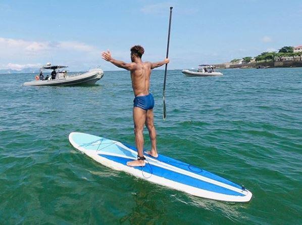 Kingsley Coman beim Stand Up Paddling.