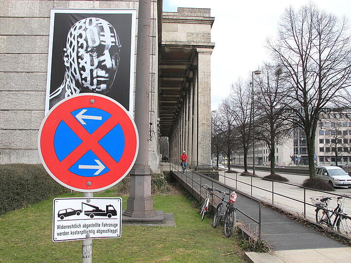 Szenen vor dem Haus der Kunst.