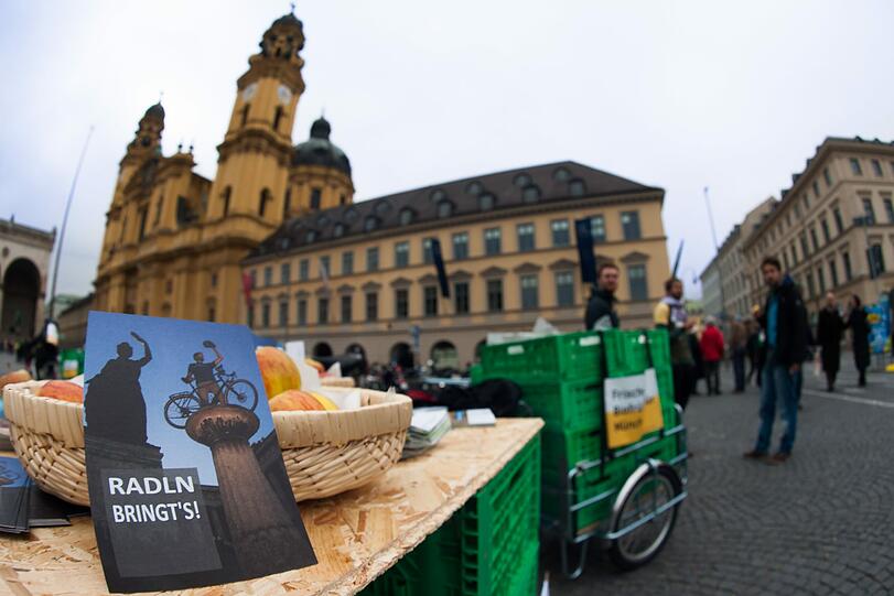 Der ADFC München, Öpfelchasper München und rehab republic verteilten am Odeonsplatz Äpfel als Dankeschön an Radlerinnen und Radler.