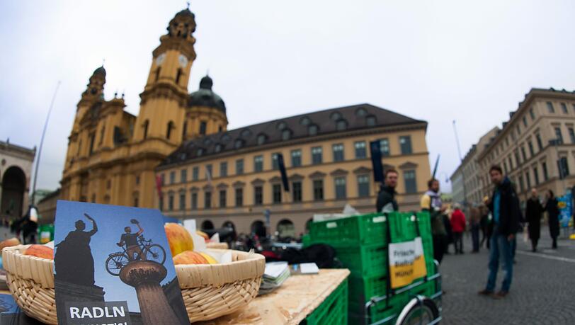 Der ADFC München, Öpfelchasper München und rehab republic verteilten am Odeonsplatz Äpfel als Dankeschön an Radlerinnen und Radler. Der ADFC München, Öpfelchasper München und rehab republic verteilten am Odeonsplatz Äpfel als Dankeschön an Radlerinnen und Radler.