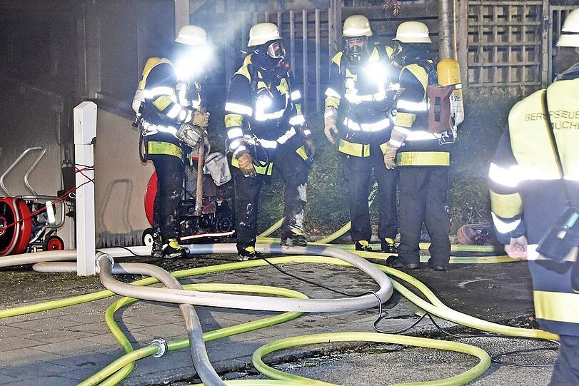 Bei dem Brand in der Tiefgarage wurde drei Autos komplett zerstört. Die Feuerwehr war mit 60 Mann im Einsatz.