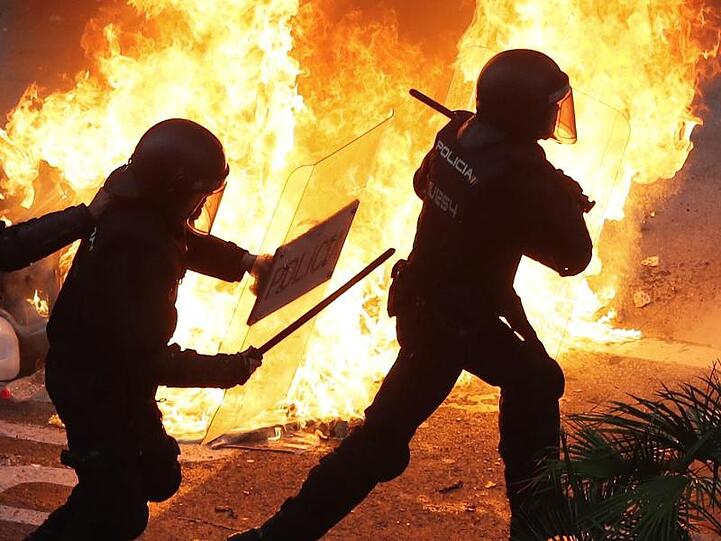 Brennende Straßenbarrikade in Barcelona: Der Protest gegen die Haftstrafen für neun Separatistenführer wird gewalttätiger.