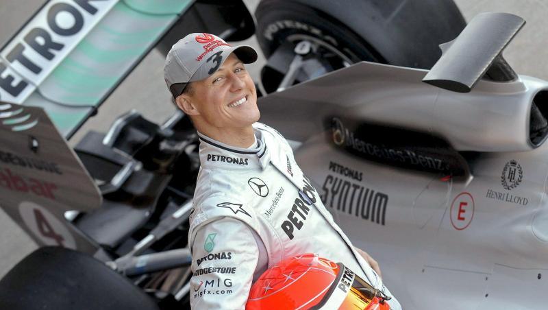 Der deutsche Formel-1-Pilot Michael Schumacher posiert 2010 neben seinem Mercedes-Rennwagen. Der deutsche Formel-1-Pilot Michael Schumacher posiert 2010 neben seinem Mercedes-Rennwagen.