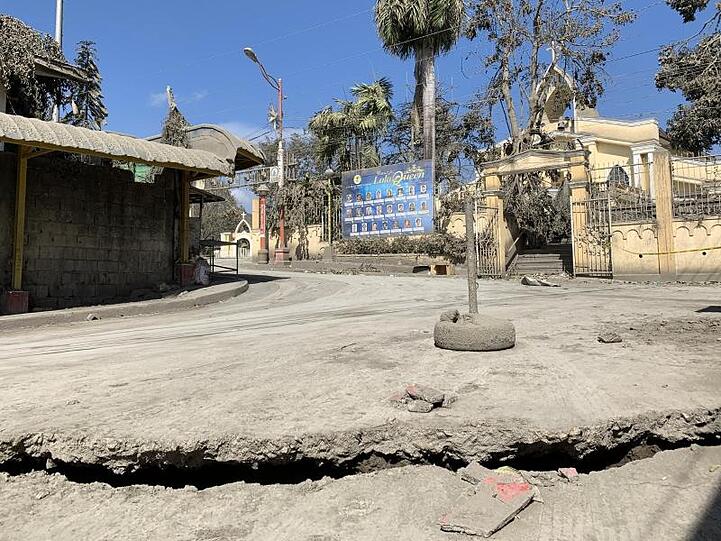 Ein riesiger Riss, entstanden durch den Ausbruch des Vulkans Taal, zieht sich quer über eine Straße in der Provinz Batangas.
