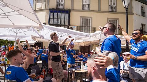 Fans der Rangers auf der Terrasse einer Bar in Sevilla.