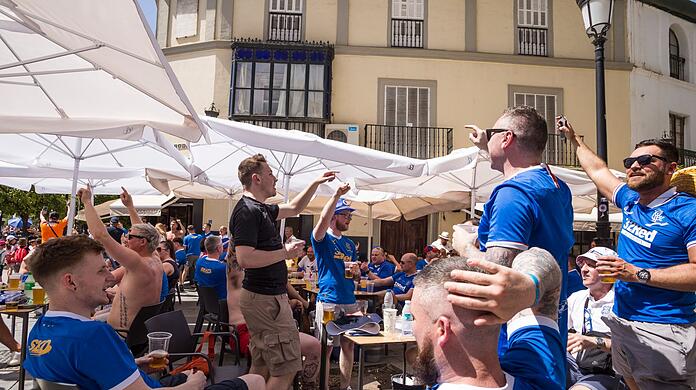 Fans der Rangers auf der Terrasse einer Bar in Sevilla.