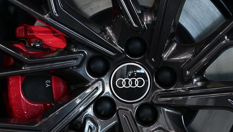 Das Logo von Audi ist bei der Jahrespressekonferenz an der Felge von einem Auto in der Firmenzentrale zu sehen. Die Zahlen, die der Konzern vorlegt, sind alles andere als gut.