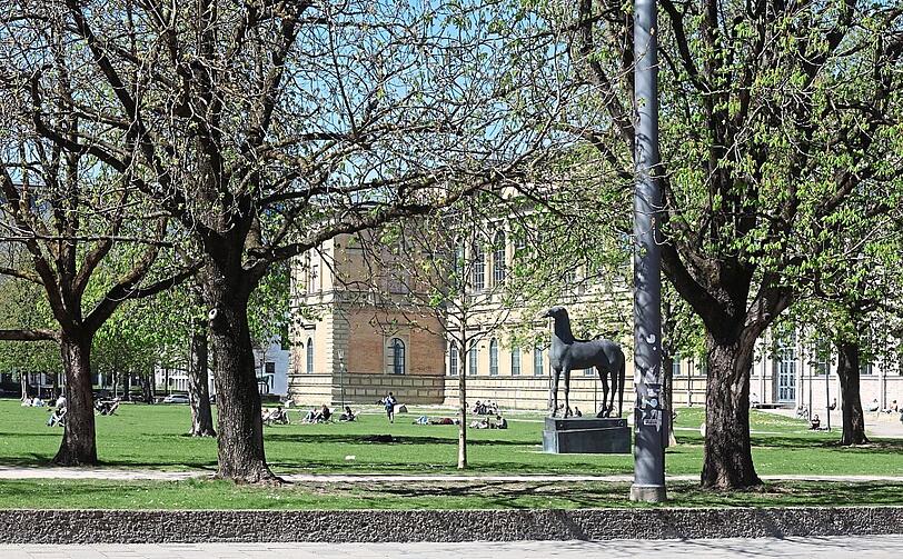 Die Alte Pinakothek mit der gro&szlig;en Wiese davor. Hier ist immer was los.
