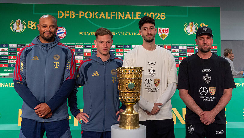 Nur anschauen: Bayern-Trainer Vincent Kompany und Joshua Kimmich beim Foto mit dem DFB-Pokal. Nur anschauen: Bayern-Trainer Vincent Kompany und Joshua Kimmich beim Foto mit dem DFB-Pokal.