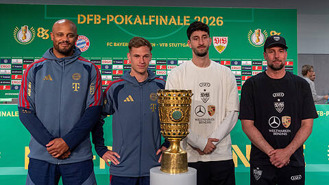 Nur anschauen: Bayern-Trainer Vincent Kompany und Joshua Kimmich beim Foto mit dem DFB-Pokal.