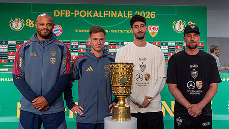 Nur anschauen: Bayern-Trainer Vincent Kompany und Joshua Kimmich beim Foto mit dem DFB-Pokal.