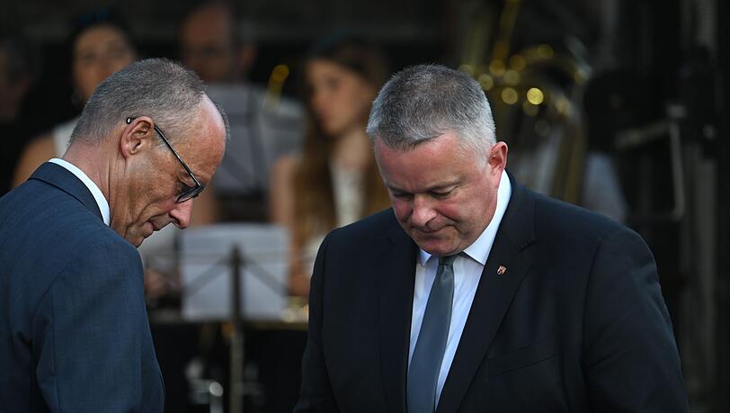 Bundeskanzler und Ministerpräsident erinnern an die Flutnacht. Bundeskanzler und Ministerpräsident erinnern an die Flutnacht.