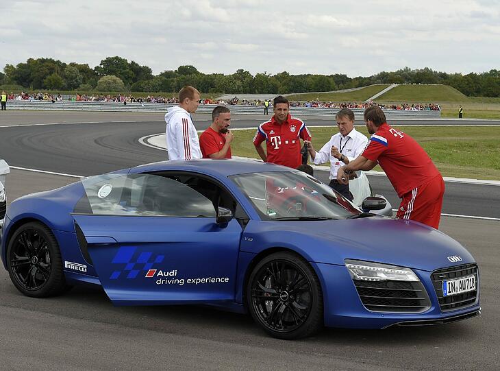 Die Bayern-Stars mit ihren neuen Dienstwagen.
