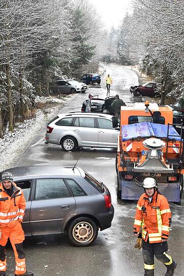 Zehn Fahrzeuge wurden bei der Massenkarambolage bei Zorneding beschädigt. Die Bilder.
