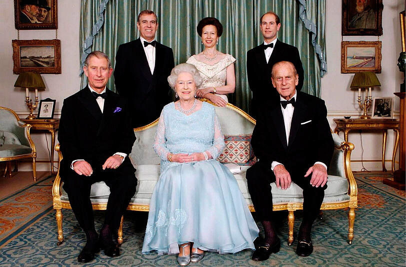Queen Elizabeth II. und Prinz Philip mit ihren Kindern Charles (l.), Andrew, Anne und Edward (stehend, v. l.).