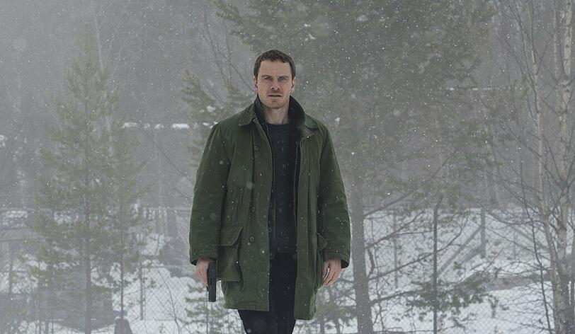 In Oslo und den verschneiten Wäldern Norwegens fahndet der einzelgängerische Kriminalbeamte Harry Hole (Michael Fassbender) nach einem Serienkiller mit Schneemann-Symbolik.