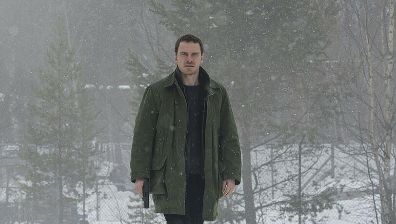 In Oslo und den verschneiten Wäldern Norwegens fahndet der einzelgängerische Kriminalbeamte Harry Hole (Michael Fassbender) nach einem Serienkiller mit Schneemann-Symbolik.
