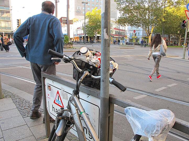 Offenbar ein Missverständnis: Viele Passanten halten den Radlkorb für einen Mülleimer.