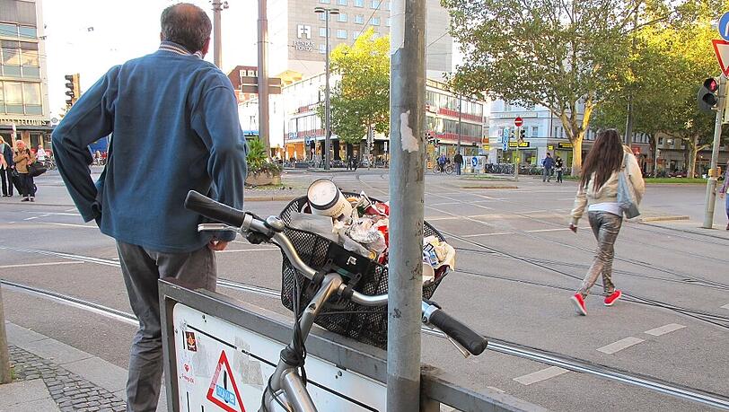 Offenbar ein Missverständnis: Viele Passanten halten den Radlkorb für einen Mülleimer. Offenbar ein Missverständnis: Viele Passanten halten den Radlkorb für einen Mülleimer.