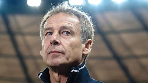 Ex-Trainer Jürgen Klinsmann steht im Stadion.