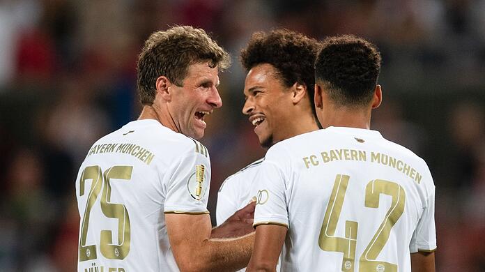 632 Pflichtspiele für den FC Bayern: Thomas Müller (l.).