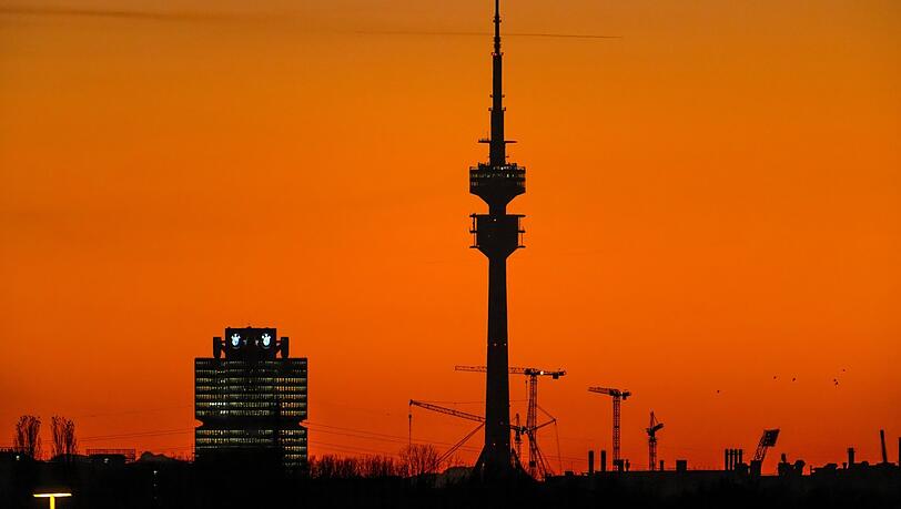 Sogar höher als die Frauenkirche ist der Olympiaturm. Wer noch mal hoch will, hat dazu noch gut ein halbes Jahr Zeit. Denn ab Juni schließt er für eine Generalsanierung für zwei Jahre. Aber auch sonst steht für den Olympiapark 2024 Einiges an.