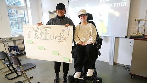 Feli (19, r.) und Deta (29) arbeiten an der App "FreeWheel", die defekte Aufzüge im ÖPNV melden und barrierefreie Ersatzrouten berechnen soll. Feli: "Ich bin ganz verliebt in meine Start-up-Idee".