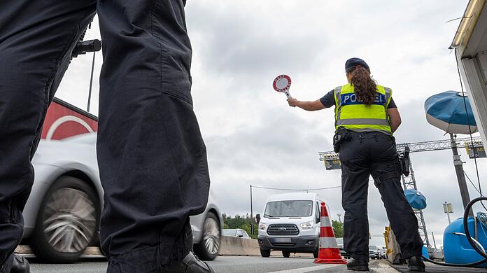 Schleuser nutzen zum Transport von Migranten oft Kleintransporter. (Archivbild)