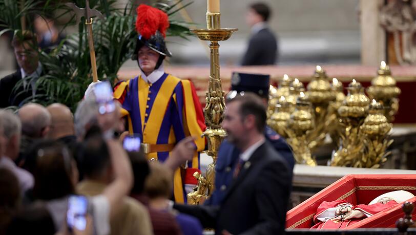 Gläubige stehen im Petersdom an für eine letzte Ehrerweisung an Papst Franziskus.