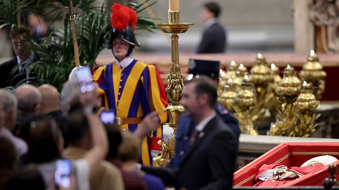 Gläubige stehen im Petersdom an für eine letzte Ehrerweisung an Papst Franziskus. Gläubige stehen im Petersdom an für eine letzte Ehrerweisung an Papst Franziskus.