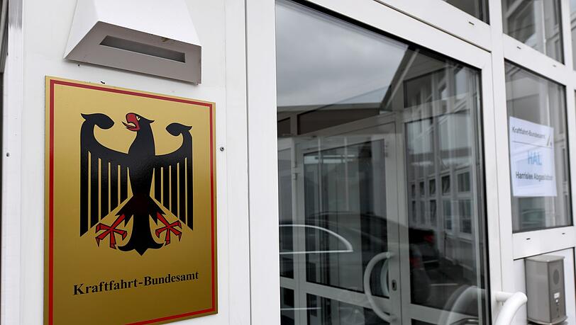 Nach einer Genehmigung durch das KBA darf die Paderborner Firma Holon ihr Elektro-Shuttle deutschlandweit im autonomen Fahrmodus mit Sicherheitsfahrer erproben. Nach einer Genehmigung durch das KBA darf die Paderborner Firma Holon ihr Elektro-Shuttle deutschlandweit im autonomen Fahrmodus mit Sicherheitsfahrer erproben.