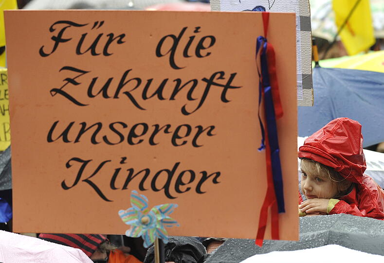 Trotz strömenden Regens haben am Samstagnachmittag rund 30.000 Menschen an einer Kundgebung
gegen Atomenergie auf dem Münchner Odeonsplatz teilgenommen. Sehen Sie hier die besten Bilder der Aktion.