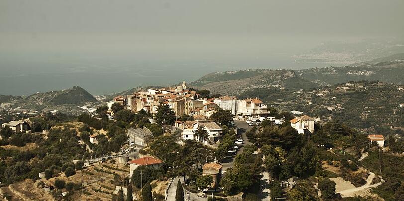Das Gebiet rund um den idyllischen Ort ist dreimal größer als Monaco - das sieht man übrigens ganz rechts im Hintergrund. Foto: ho