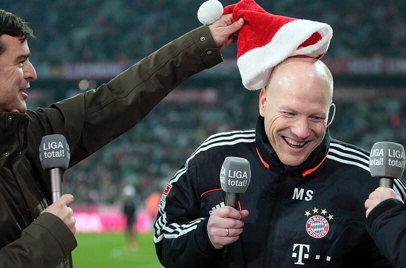 Matthias Sammer (r.) scherzt beim Spiel des FC Bayern gegen Borussia Mönchengladbach (1:1) mit Liga-total!-Reporter Thomas Berthold.