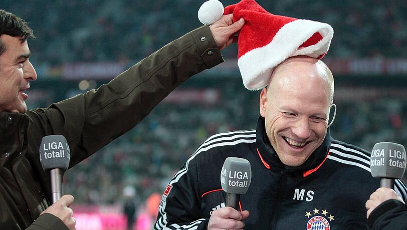 Matthias Sammer (r.) scherzt beim Spiel des FC Bayern gegen Borussia Mönchengladbach (1:1) mit Liga-total!-Reporter Thomas Berthold. Matthias Sammer (r.) scherzt beim Spiel des FC Bayern gegen Borussia Mönchengladbach (1:1) mit Liga-total!-Reporter Thomas Berthold.