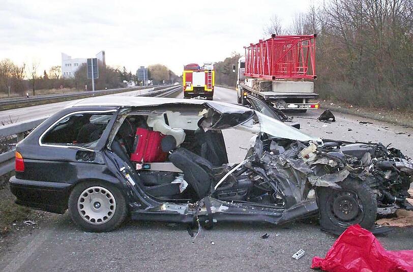 Aufgerissen: Der zerstörte 5er BMW des Münchners auf der B13 bei Unterschleißheim.