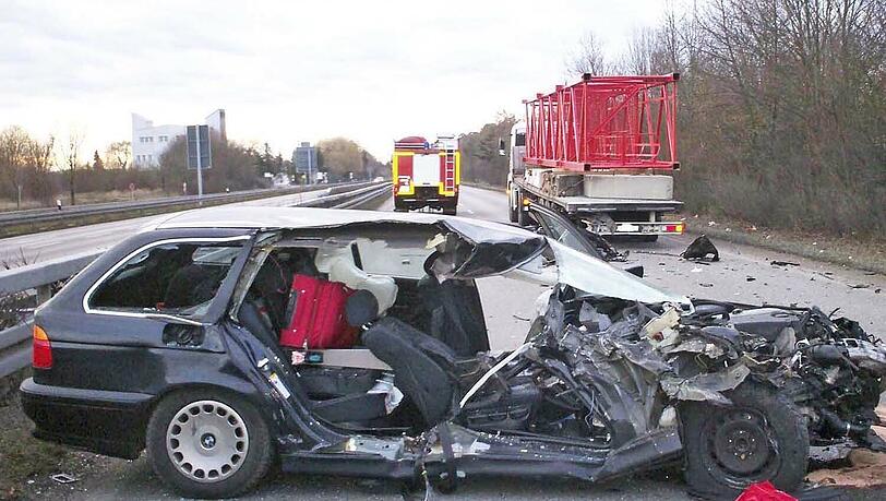 Aufgerissen: Der zerstörte 5er BMW des Münchners auf der B13 bei Unterschleißheim.
