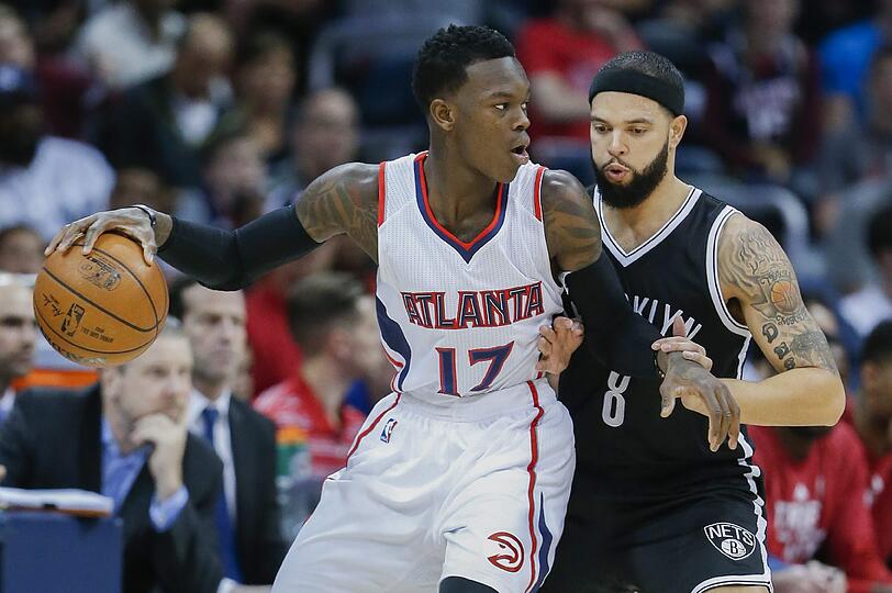 Dennis Schröder (links) im Duell mit Deron Williams von den Brooklyn Nets.