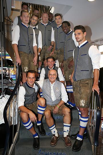 Neues Oktoberfest-Outfit: Die Mannschaft des TSV 1860 bei der Wiesn-Einkleidung beim Trachten-Angermaier.
