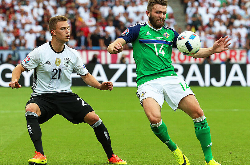 Joshua Kimmich Note 2: Zweites Länderspiel und zugleich EM-Debüt. Und wie der Bayern-Profi  
die reche Seite belebte! Gute Flankenbälle auf Gomez und Müller,  
defensiv zuverlässig. Muss drinbleiben!