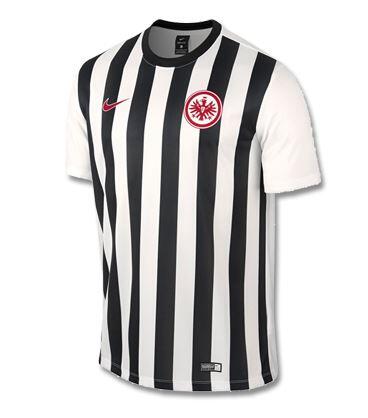 Die Frankfurter Eintracht setzt in Heimspielen auf schwarz-weiß gestreifte Trikots, die an Juventus Turin erinnern.