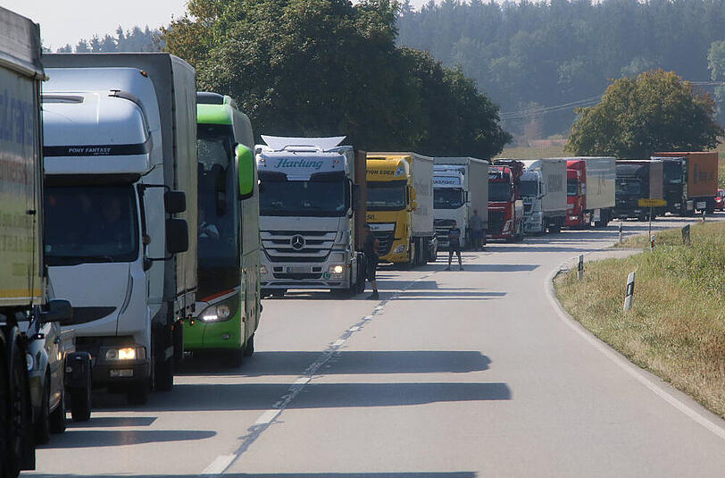 Missglücktes Überholmanöver - die Bilder von der Unfallstelle auf der B12 im Landkreis Mühldorf.