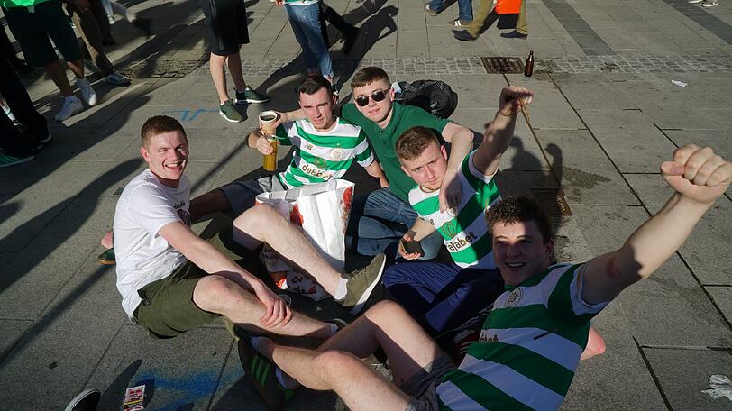 Auf dem Marienplatz feiern bereits die Celtic-Fans.