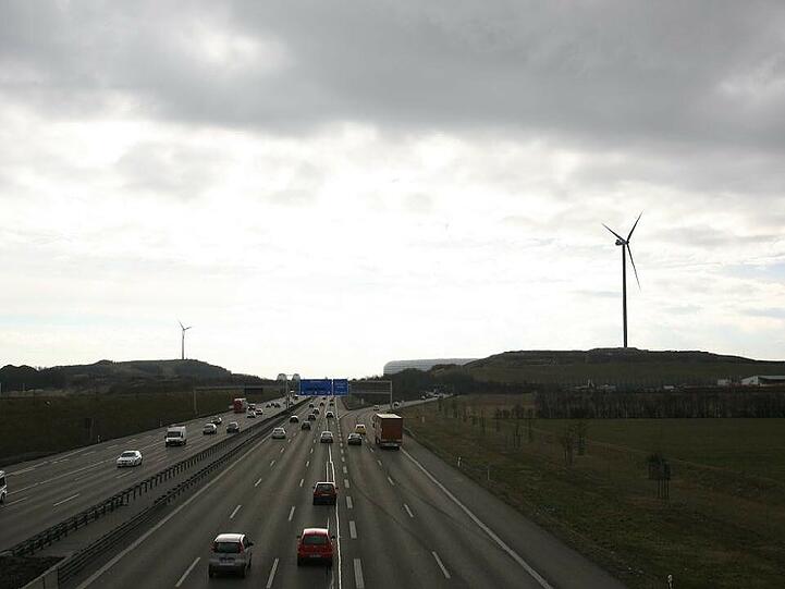 Das Windrad links im Bild kennen die Münchner in Fröttmaning schon. Das rechte, 179 Meter groß, soll hinzukommen, wie es diese Simulation zeigt.