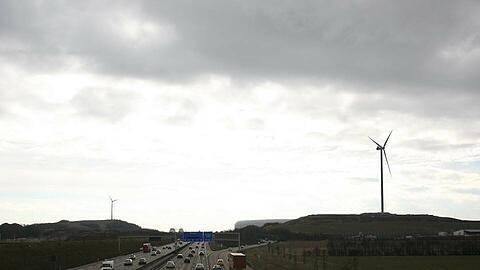 Das Windrad links im Bild kennen die Münchner in Fröttmaning schon. Das rechte, 179 Meter groß, soll hinzukommen, wie es diese Simulation zeigt.