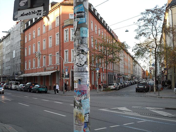 Ein Spiegelbild des Lebens im Stadtviertel: Die zahllosen Aufkleber in der Isarvorstadt zeigen mehr oder weniger gelungen, was sich tut - oder getan hat.