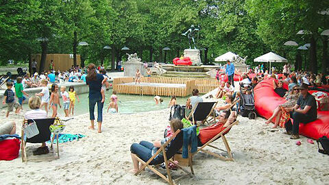 Liegestuhl, Strand und möglichst viel Sonne: der Stadtstrand am Vater-Rhein-Brunnen 2016.