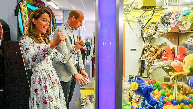 William und Kate im Spielparadies auf Barry Island. William und Kate im Spielparadies auf Barry Island.