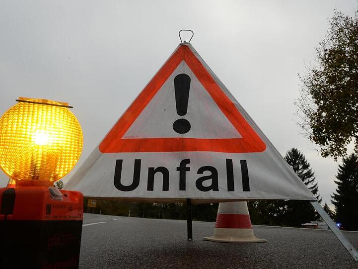 Ein Warndreieck mit der Aufschrift "Unfall" steht auf der Straße. Foto: Patrick Seeger/dpa/Archivbild